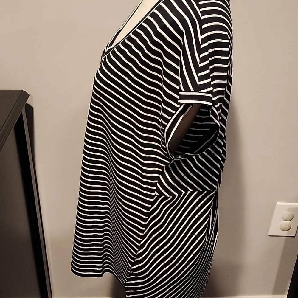 Chico's Black/White Striped Short Sleeve V-neck Top Size L PTP 21 In. L 26 In. - Picture 3 of 7